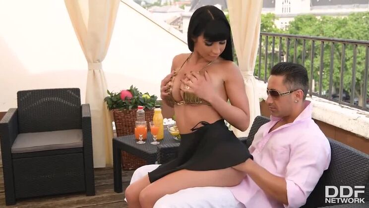 [DDFNetworkVR] - Valentina Ricci's Outdoor Fantasy in High Heels - Valentina Ricci