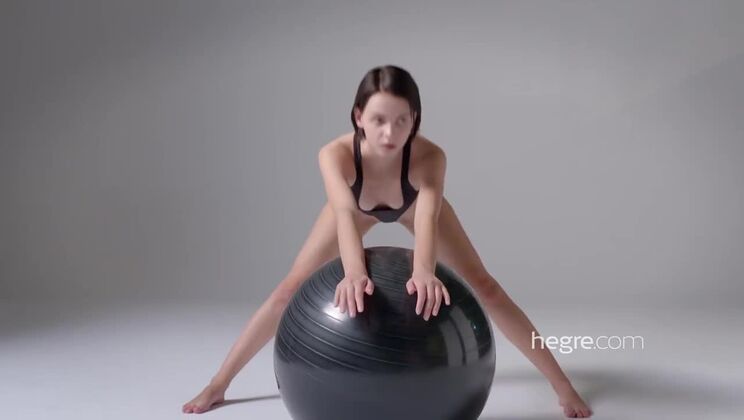 Fitness Queen Ariel - Naked & Stunning