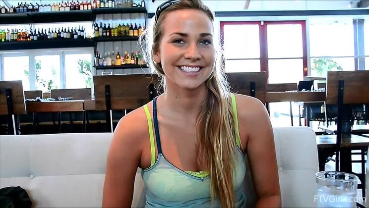 Beautiful Solo Girl - Flexible Courtney