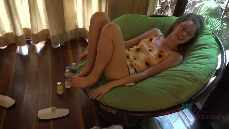 Amateur Brunette Elena Wants to Fuck Outside on Tioman