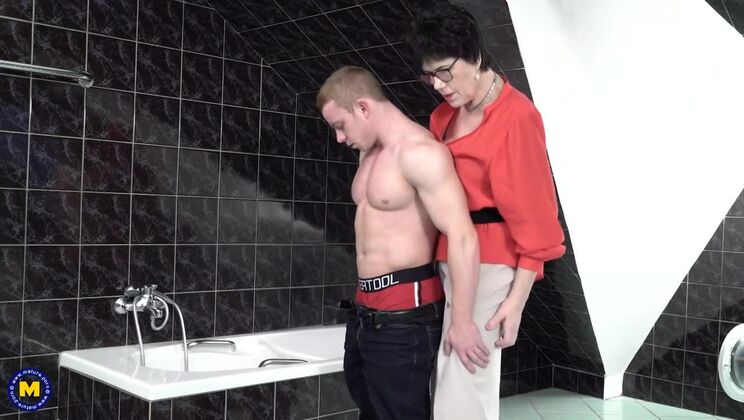 Toy Boy Showering Caught By Horny Mature Cougar