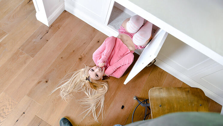 [ExxxtraSmall] - Petite Kenzie Reeves' Flexible Fun