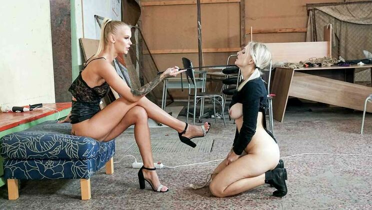 Submissive Girl Meets Domina