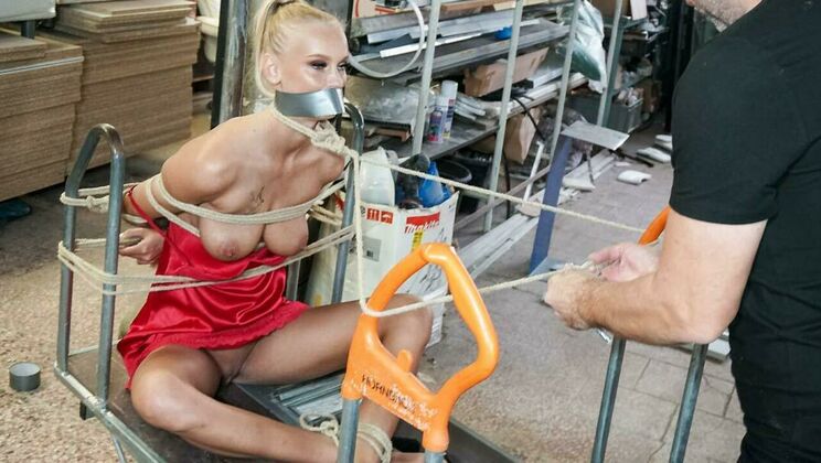 [Submissed] - Blonde Girl Gets Uncomfortable - ARIELA DONOVAN