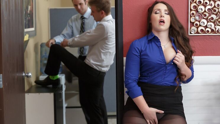 [Brazzers] - Anal and Blowjob with European Executive - Lola Foxx - Danny D