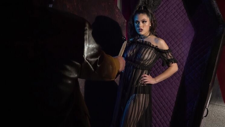 Kendra Spade's Pussy Licking in Crypt