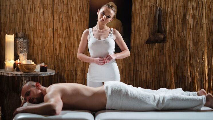 [MassageRooms] - Oiled Small Tits Masseuse Lady Bug in Action