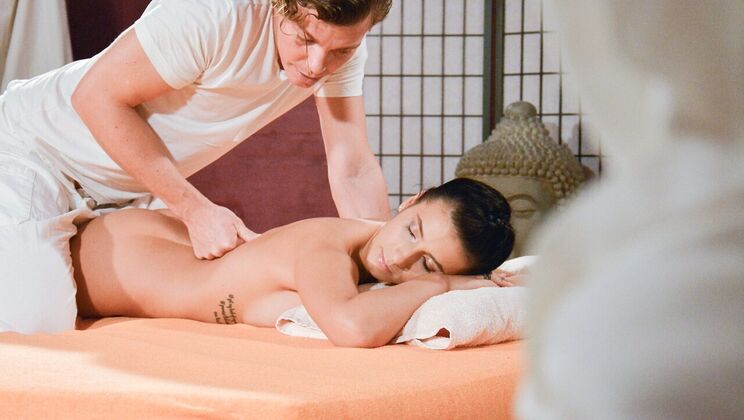 [MassageRooms] - Blonde Beauty with Shaved Pussy Gets Fucked - Nelly Kent - Ricky Rascal