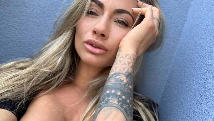 Amateur Blonde Girl Wanks Her Way to Orgasm