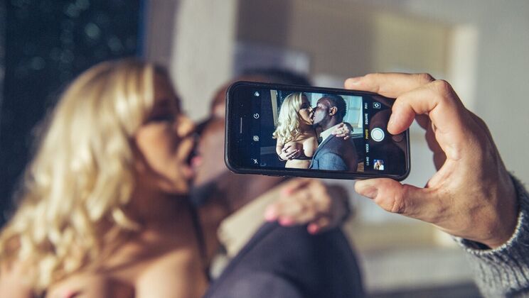 [FakeHubOriginals] - Short Hair, Big Tits: Fake Pub Fun - Karlie Simon - Antonio Black - Marc Kaye