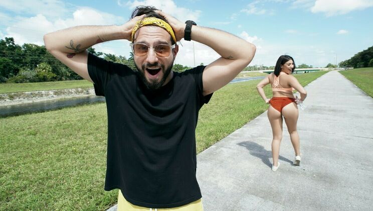 Shaved Latina Valentina Jewels Takes It Deep