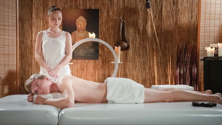 [MassageRooms] - Petite Masseuse Gets Oiled and Handjob