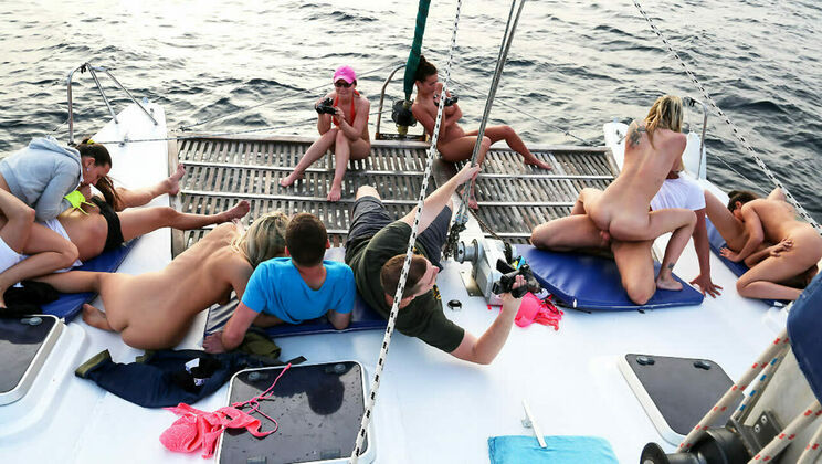 [SummerSinners] - Bianca Ferrero in a Hot Boat Scene - Julia De Lucia - Mea Melone - Jimena Lago - Bianca Ferrero - Angel Piaf