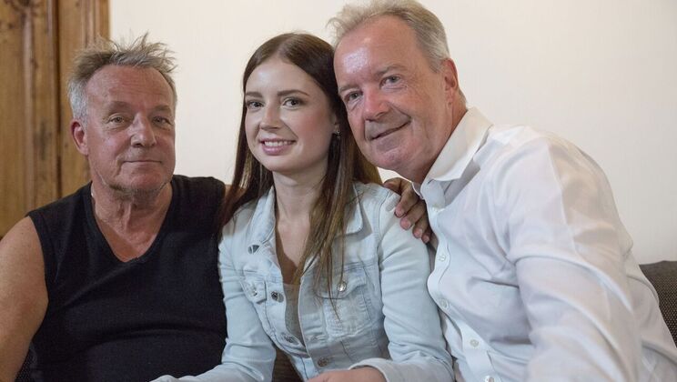 [Oldje] - Hostess Gets Handjob and Facial