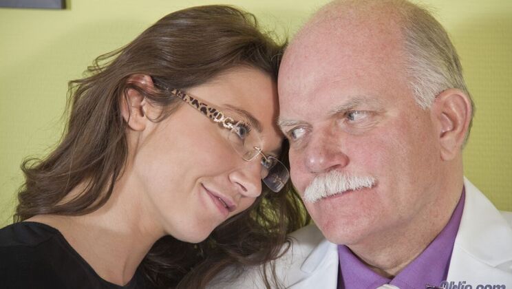 [Oldje] - Close Up with Old Butler and Young - Julie Skyhigh - Donny