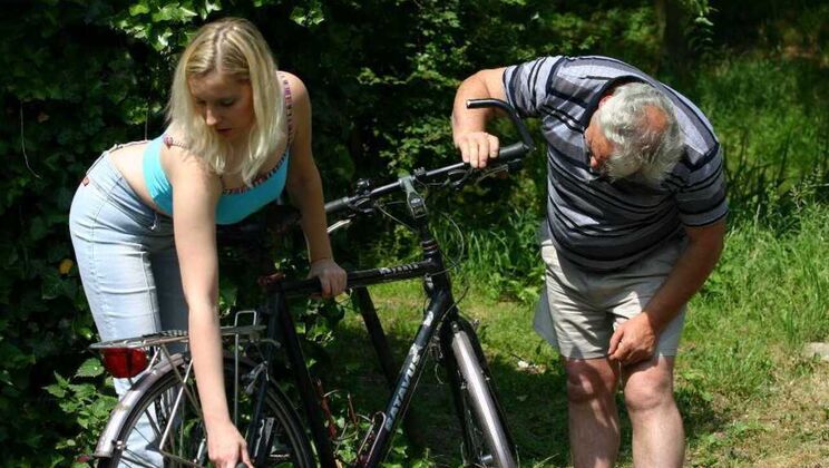 [Oldje] - Ass Licking on a Bike Ride - Susan - Gustavo