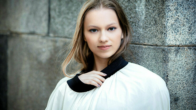 [SexArt] - Behind the Scenes with Flexible Ballerina Mia - Mia Split