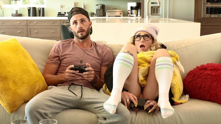 [HotGirlsGame] - Glasses Gamer Chick Gets Laid