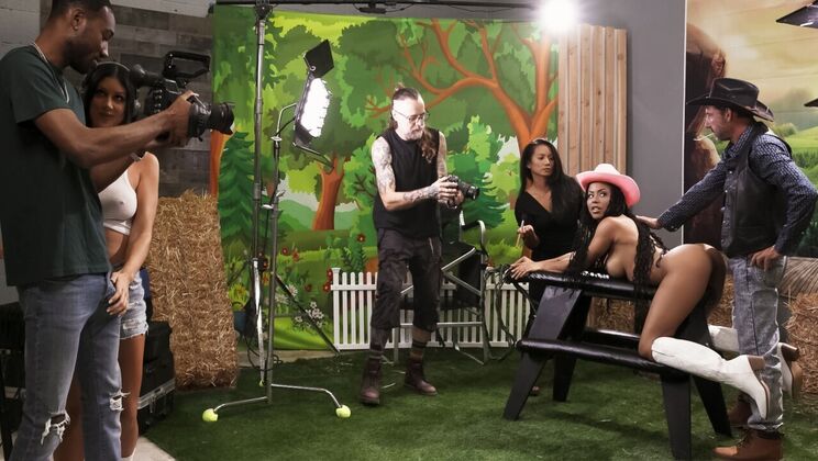 [WorkMeHarder] - Kira Noir and Queenie Sateen Get Filmed - Kira Noir - Queenie Sateen - Hollywood Cash