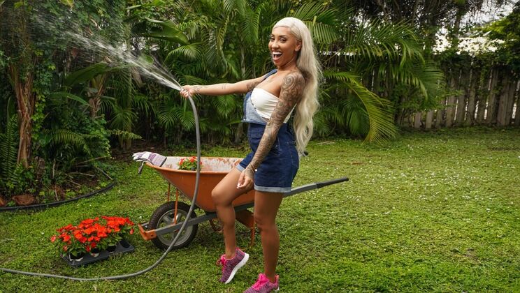 Interracial Outdoor Sex with Bubble Butt