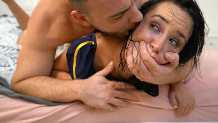 Freya Dee's Anal Debut: Squirting and Screaming!