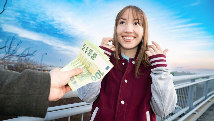 [PublicAgent] - Amateur Brunette Kate Quinn Gets Facial Outdoor - Kate Quinn - Yeri Blue