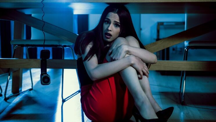 Indoors Sex: Brunette in Tank Top Sucks and Rides Cock